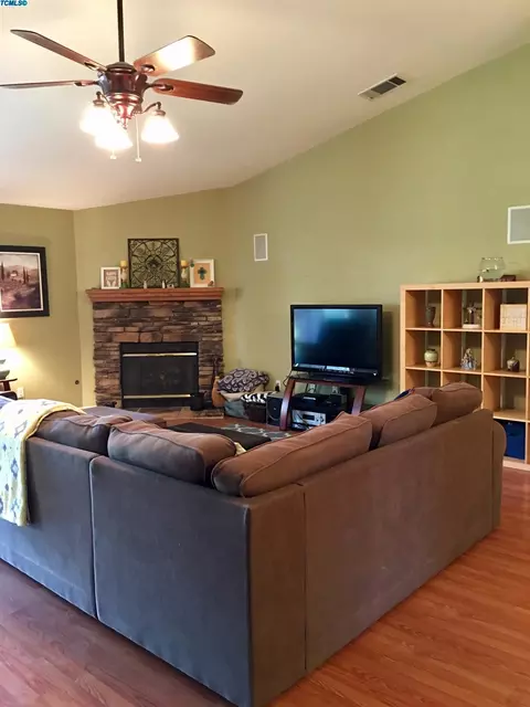 2338 E Beech Ct, Visalia, CA 93292 photo 4