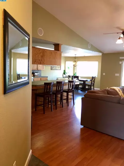 2338 E Beech Ct, Visalia, CA 93292 photo 3