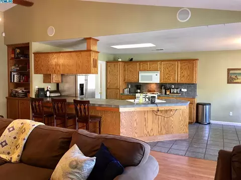 2338 E Beech Ct, Visalia, CA 93292 photo 9