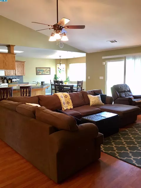 2338 E Beech Ct, Visalia, CA 93292 photo 2