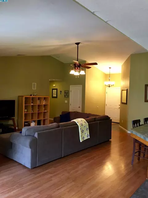 2338 E Beech Ct, Visalia, CA 93292 photo 5