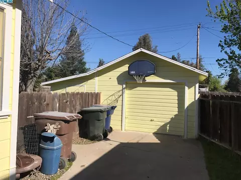 868 E Academy Ave, Tulare, CA 93274 photo 3
