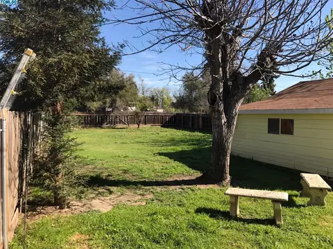868 E Academy Ave, Tulare, CA 93274 photo 5