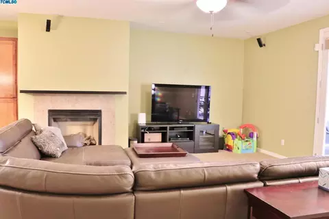 1712 Firestone Dr, Tulare, CA 93274 photo 9