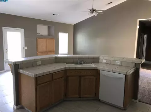 1630 E Knight Ct, Visalia, CA 93292 photo 5