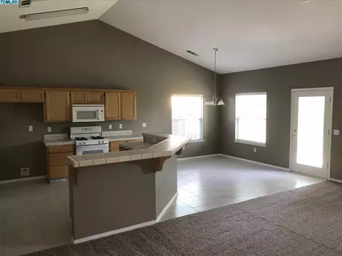 1630 E Knight Ct, Visalia, CA 93292 photo 7