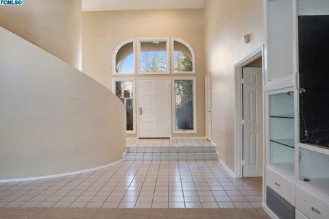 208 E Parkview Ave, Visalia, CA 93277 photo 4