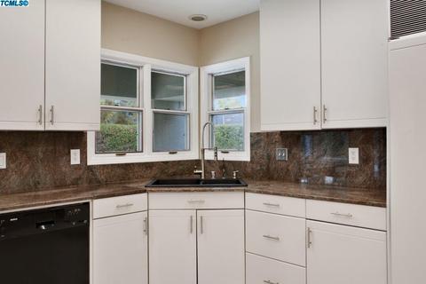 208 E Parkview Ave, Visalia, CA 93277 photo 13