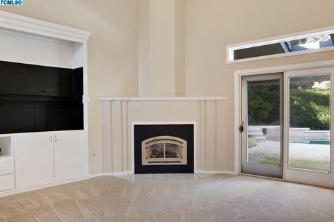 208 E Parkview Ave, Visalia, CA 93277 photo 9