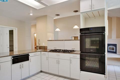 208 E Parkview Ave, Visalia, CA 93277 photo 12