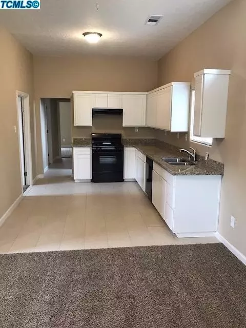 1563 E Alpine Ave, Tulare, CA 93274 photo 2