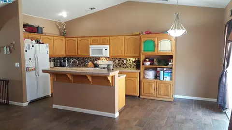 360 Hillcrest St, Lemoore, CA 93245 photo 2