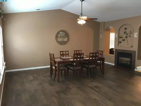 360 Hillcrest St, Lemoore, CA 93245 photo 5