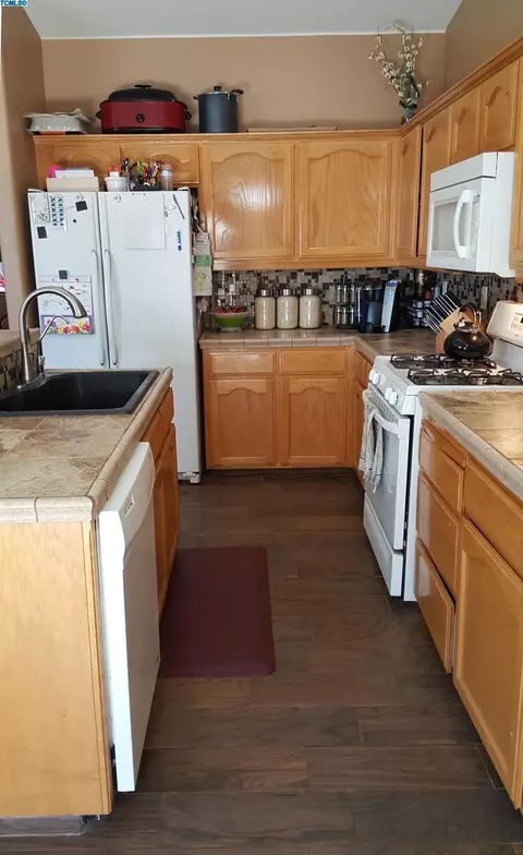 360 Hillcrest St, Lemoore, CA 93245 photo 6