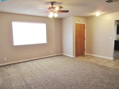 962 E Cinnamon Dr, Lemoore, CA 93245 photo 3