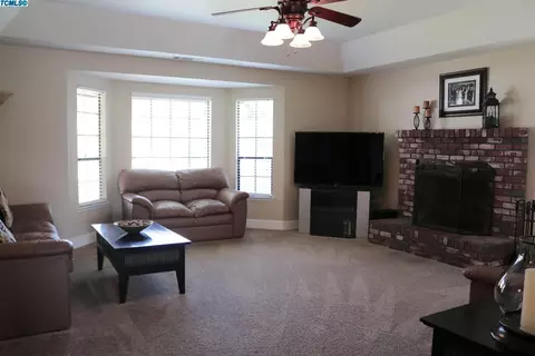 1949 E Paradise Ave, Visalia, CA 93292 photo 4