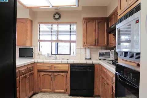 1949 E Paradise Ave, Visalia, CA 93292 photo 7