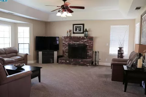 1949 E Paradise Ave, Visalia, CA 93292 photo 3