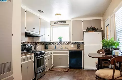 805 E Laurel Ave, Visalia, CA 93292 photo 14
