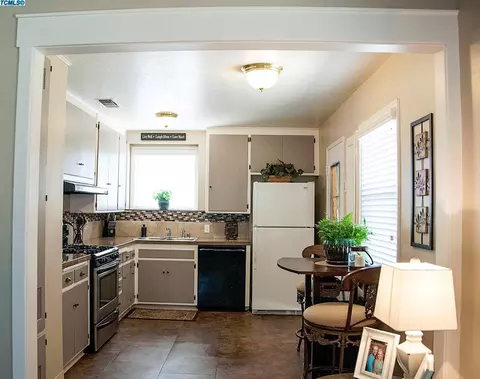805 E Laurel Ave, Visalia, CA 93292 photo 13