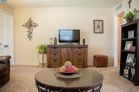 805 E Laurel Ave, Visalia, CA 93292 photo 11
