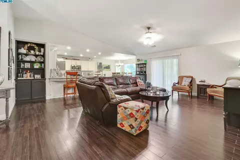 2836 E Seeger Ct, Visalia, CA 93292 photo 4