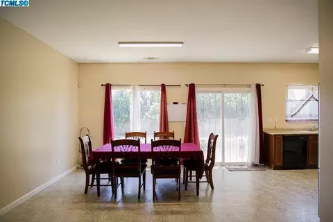 403 E Riverbend Ct, Visalia, CA 93291 photo 9