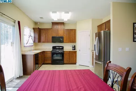 403 E Riverbend Ct, Visalia, CA 93291 photo 11