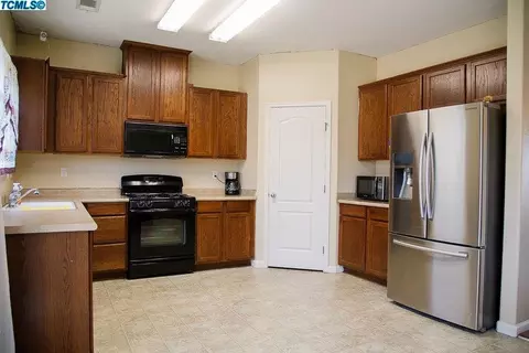 403 E Riverbend Ct, Visalia, CA 93291 photo 14