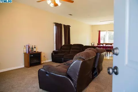 403 E Riverbend Ct, Visalia, CA 93291 photo 5