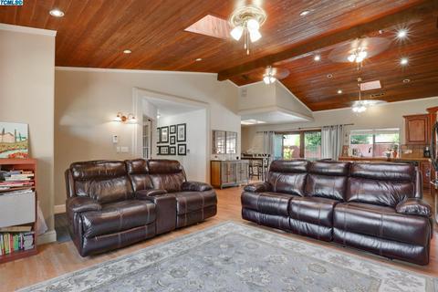 2121 E Iris Ave, Visalia, CA 93292 photo 9