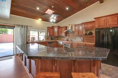 2121 E Iris Ave, Visalia, CA 93292 photo 5