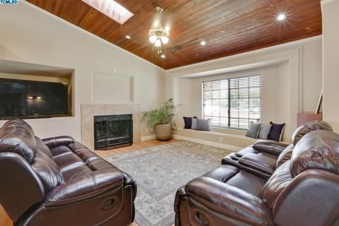 2121 E Iris Ave, Visalia, CA 93292 photo 8