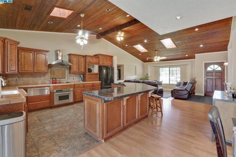 2121 E Iris Ave, Visalia, CA 93292 photo 6