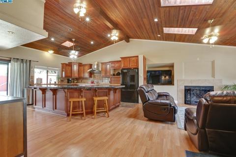 2121 E Iris Ave, Visalia, CA 93292 photo 4