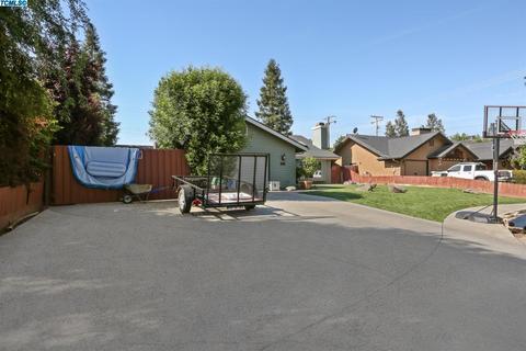 2121 E Iris Ave, Visalia, CA 93292 photo 3