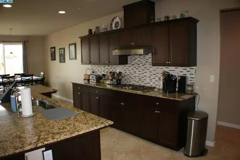 888 Legend Dr, Lemoore, CA 93245 photo 6
