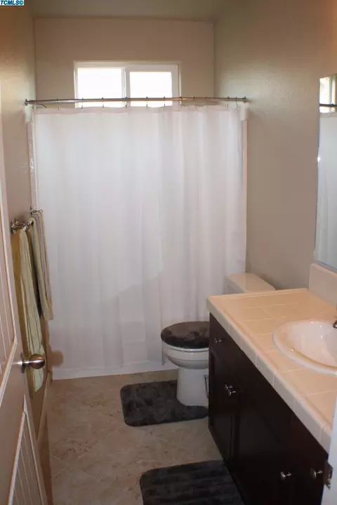 888 Legend Dr, Lemoore, CA 93245 photo 5
