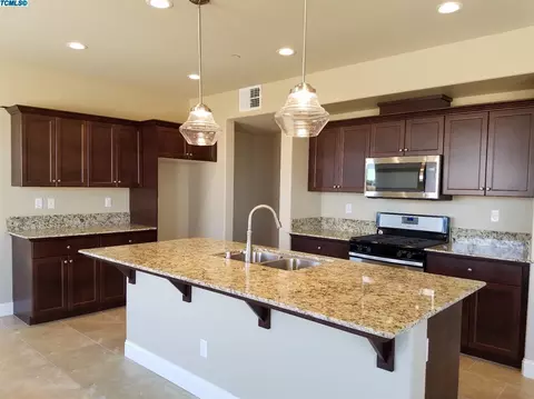 1322 Brightside, Tulare, CA 93274 photo 3