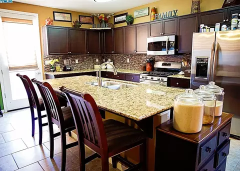 596 Cantera Ave, Lemoore, CA 93245 photo 7
