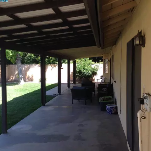1807 E Hillcrest Dr, Visalia, CA 93292 photo 4