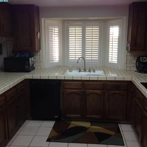 1807 E Hillcrest Dr, Visalia, CA 93292 photo 9