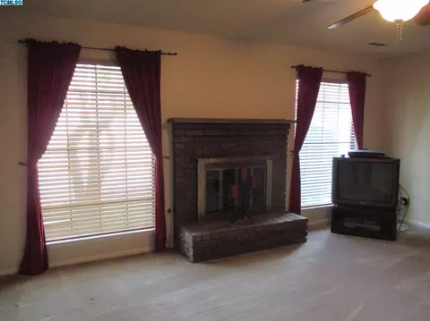 504 E Prosperity Ave, Tulare, CA 93274 photo 5