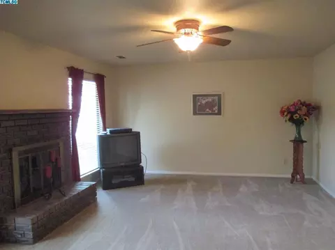 504 E Prosperity Ave, Tulare, CA 93274 photo 4