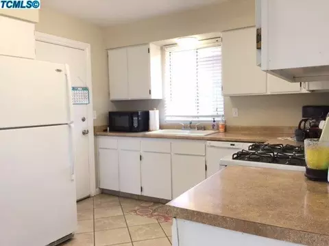 1354 E Myrtle St, Hanford, CA 93230 photo 5