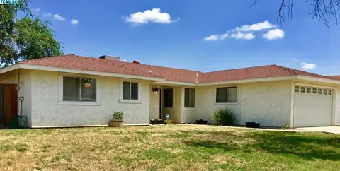 1354 E Myrtle St, Hanford, CA 93230 photo 1