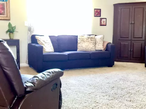 1354 E Myrtle St, Hanford, CA 93230 photo 2