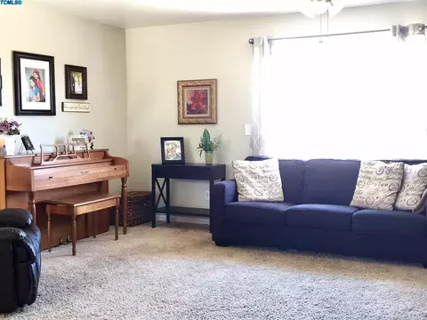 1354 E Myrtle St, Hanford, CA 93230 photo 3