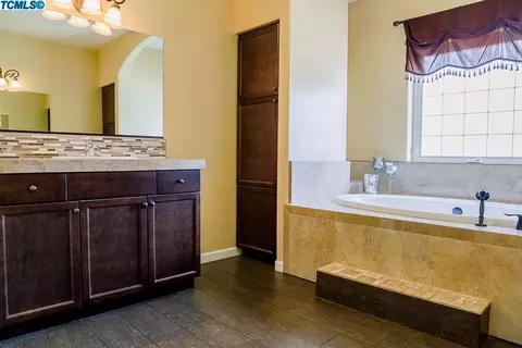 1870 Silverlake Pl, Tulare, CA 93274 photo 17