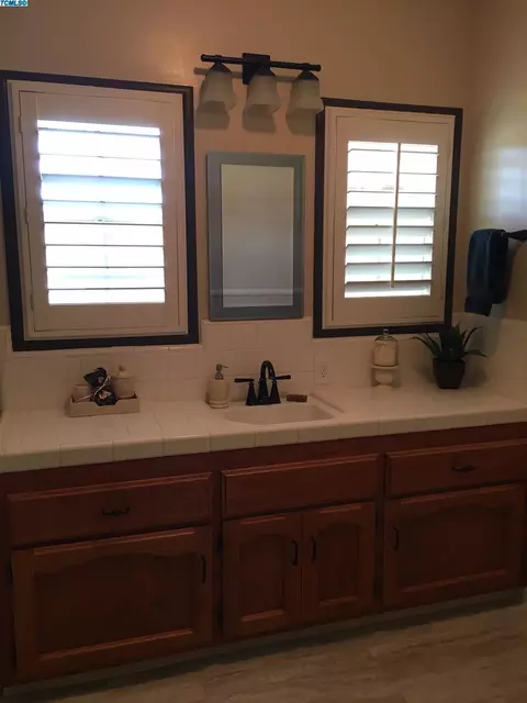 956 E Lyndale Ave, Tulare, CA 93274 photo 10